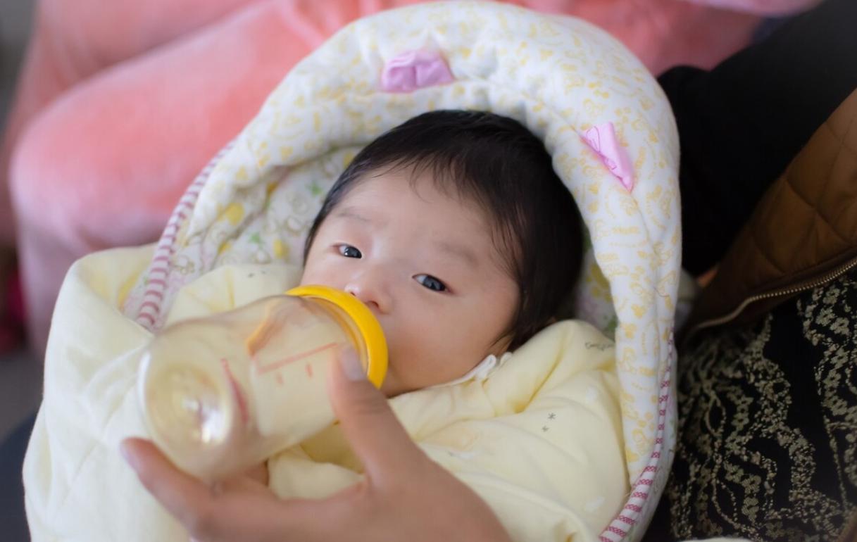 新生儿标准喝奶量拒绝过度喂养,宝宝猛长期奶量跟平时的差别