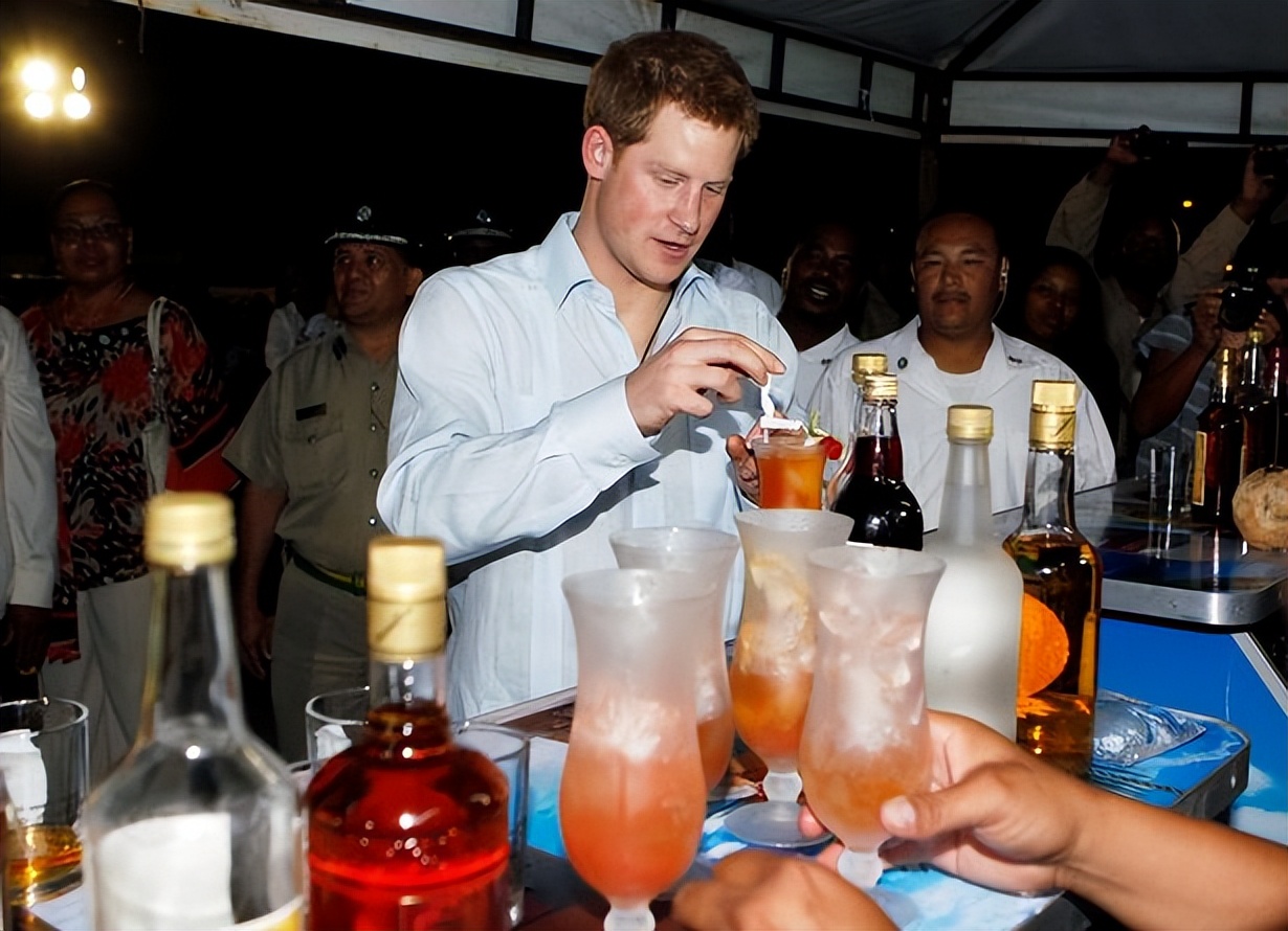 凯特参加威廉婚礼照片,凯特威廉甜蜜瞬间