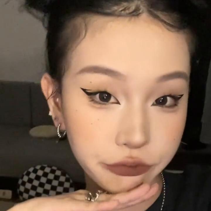 单眼皮倒钩眼妆,换换风格