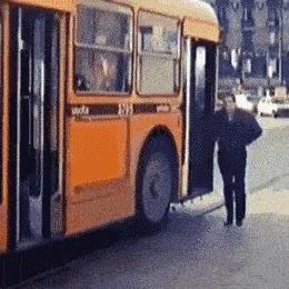 神回复：老鼠贴粘到的，吃了不会犯法吧？网友：自首，争取死缓