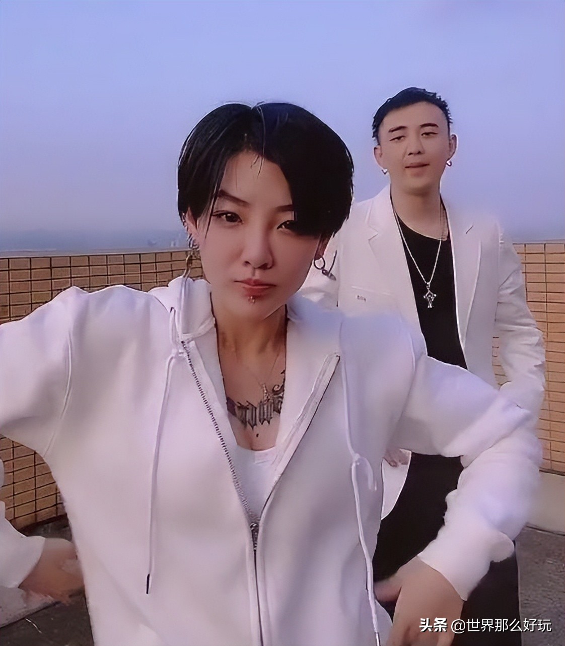 黝黑新娘穿粉色婚纱走红网络,新娘穿黑色婚纱引热议