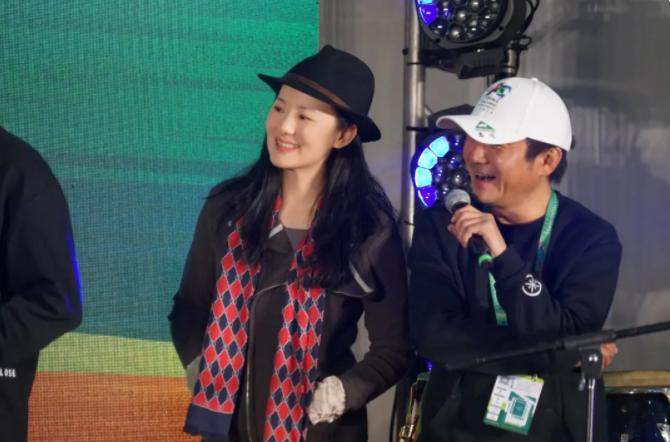 咏梅王菲栾树合影,栾树到底爱王菲还是咏梅