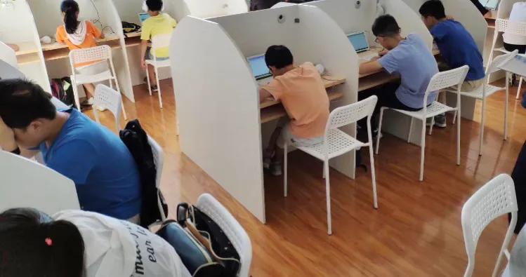 少年踢足球的视频,中国青少年有人踢足球吗