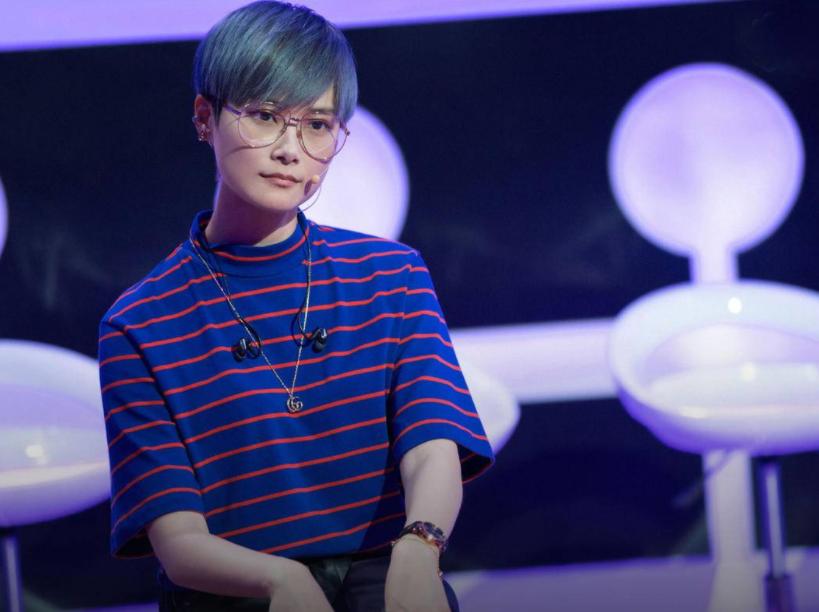 最有钱女明星刘亦菲,刘亦菲秀名贵翡翠大耳环