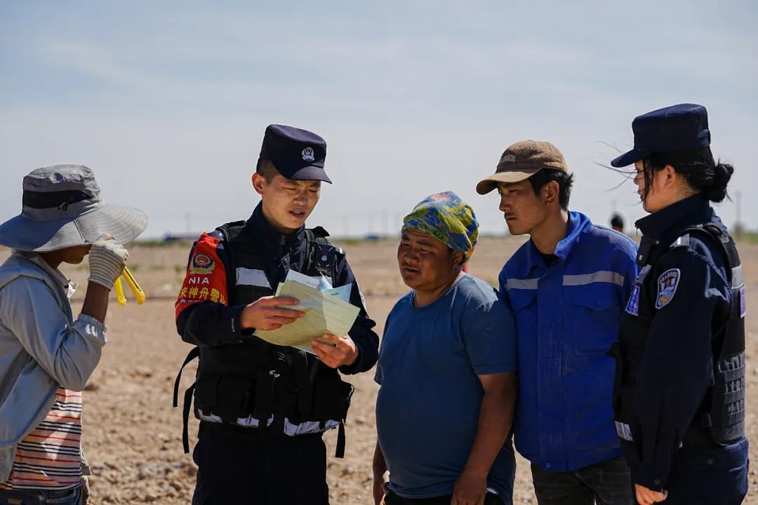 神舟15号载人飞船返回舱成功着陆,神舟十五号载人飞船首次出舱任务