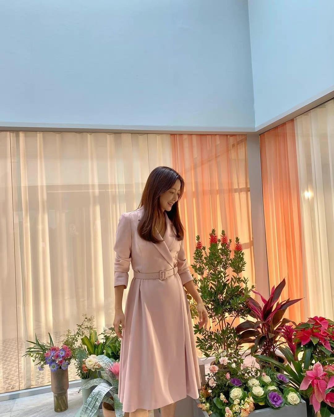 金喜善开叉裙出席活动,金喜善早期穿搭