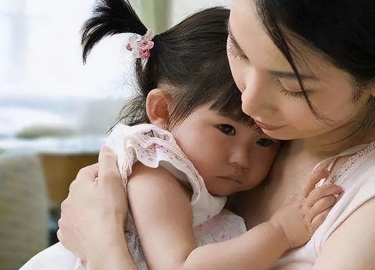 6岁女孩跟妈妈共浴盆洗澡，第二天就说小便疼，*裤内**还有残留异物