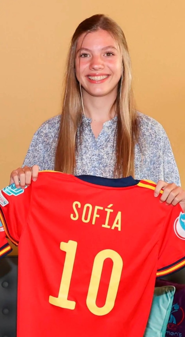 西班牙公主到伦敦看女足，16岁未来女王太惹眼，时髦的索妹成陪衬