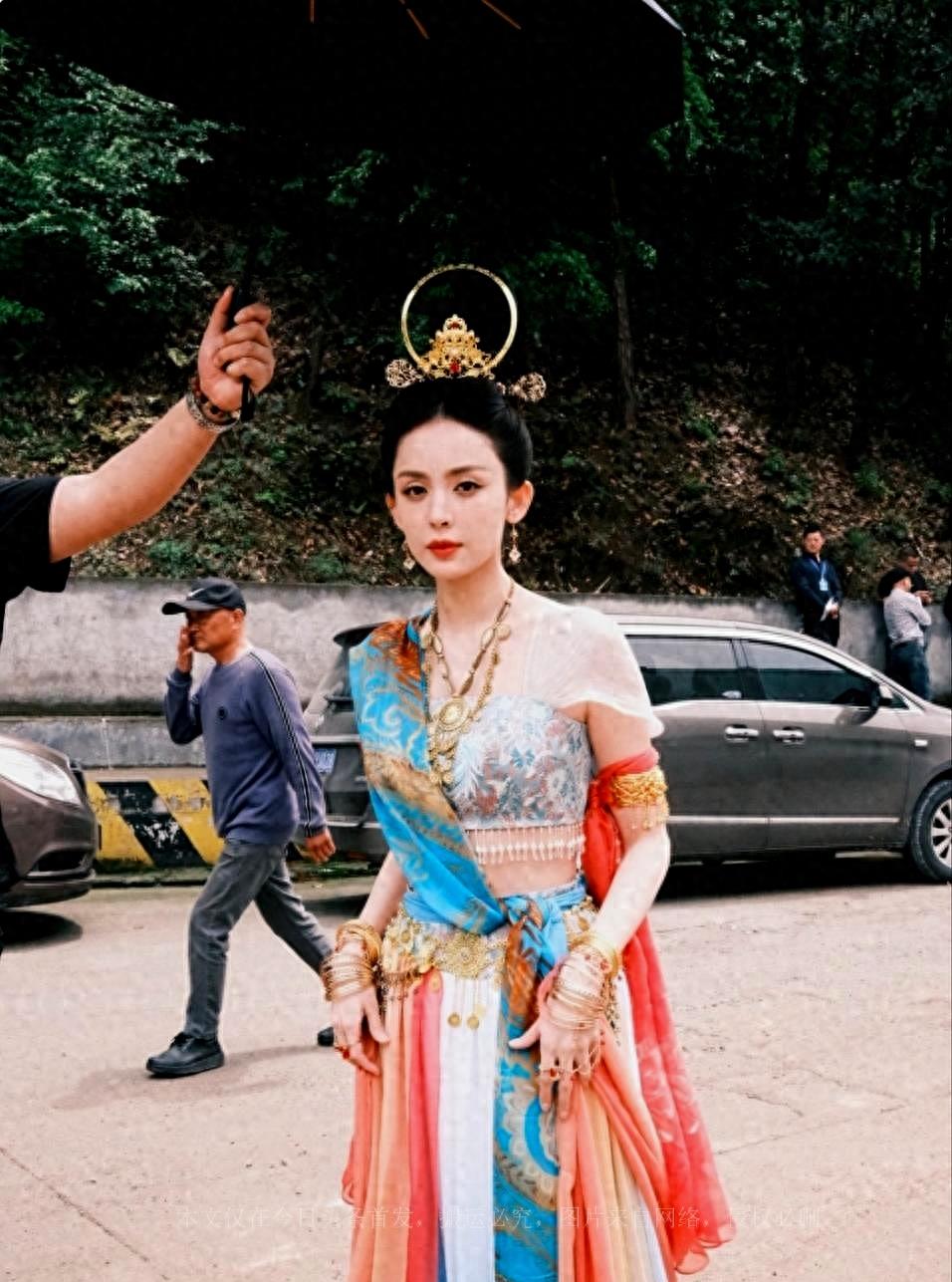 古力娜扎因裤子造型引发争议,古力娜扎引争议的裤子