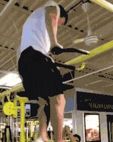 女子和同事打闹，用力过猛竟直接把*裤底**扯两半，羞得蹲地不敢起身