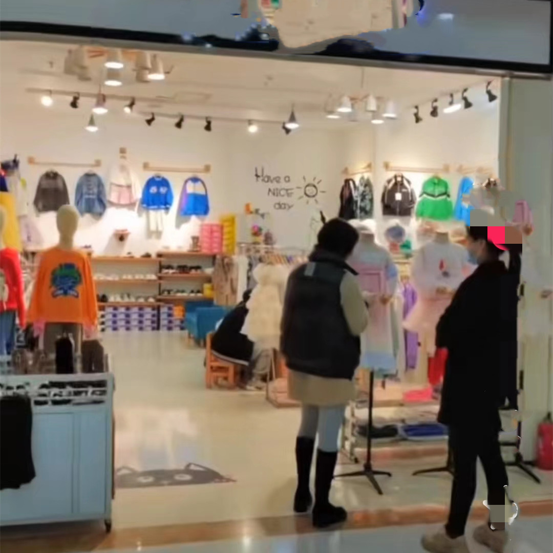 安徽一女子买鞋后不满意，老板不想卖要退她钱，女子要求双倍退款