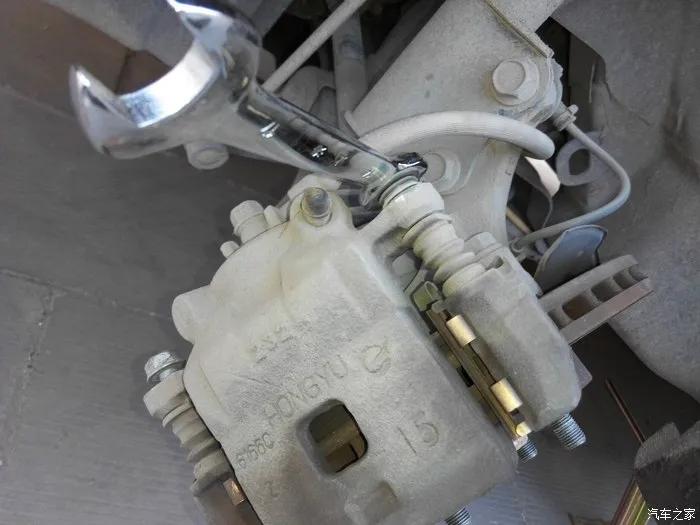 走烂路刹车卡钳哐当异响,刹车卡钳异响如何用扎带处理