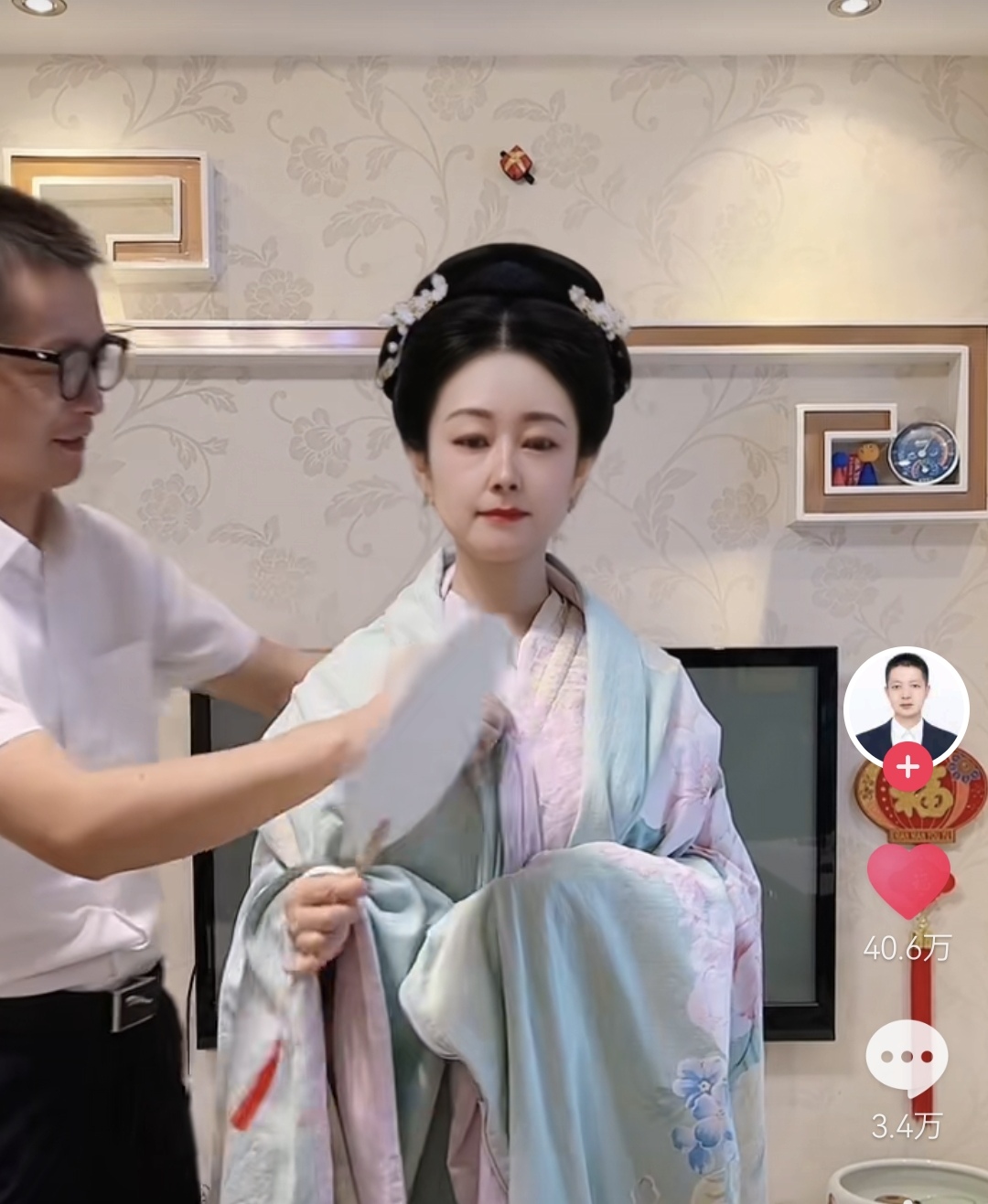 她用床上四件套给自己拼了一件衣服，网友：这不是当年的七仙女吗