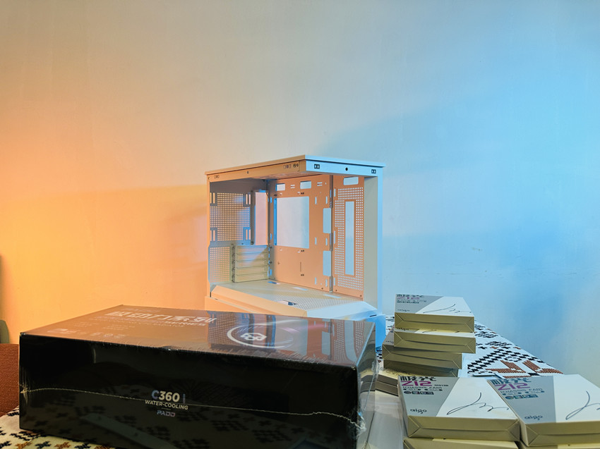 爱国者星璨岚机箱4070巨齿鲨,爱国者星璨岚270°海景房