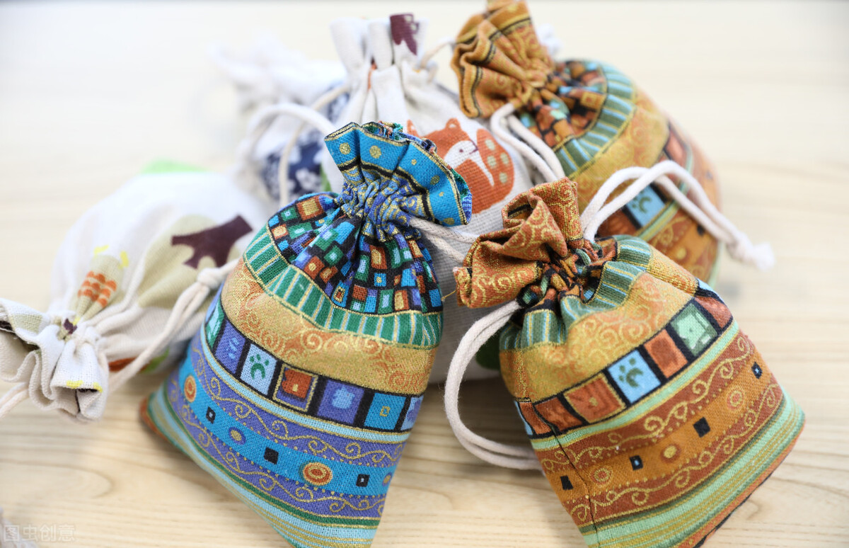 端午挂艾草是正挂还是倒挂合适,端午节要插艾草是正挂还是倒挂