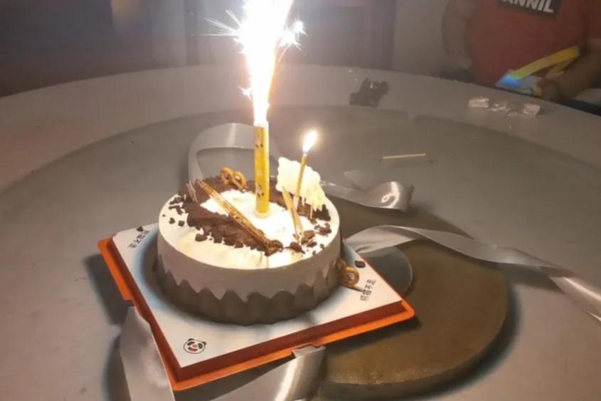 孩子厌学沉迷游戏打父母,12岁男孩辍学打游戏赚了50万