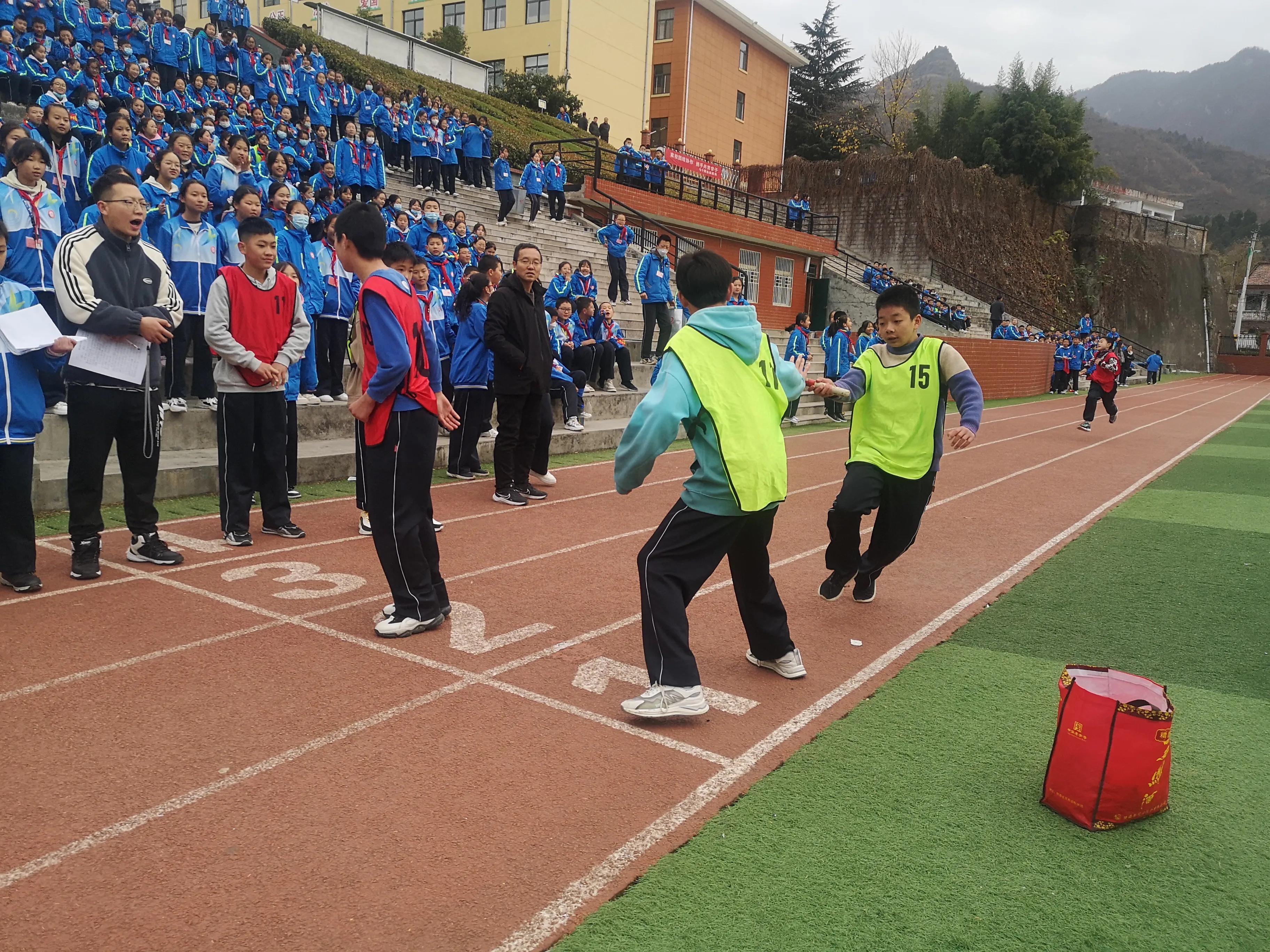 激烈的全班跑步比赛作文400字,激烈的接力比赛400字