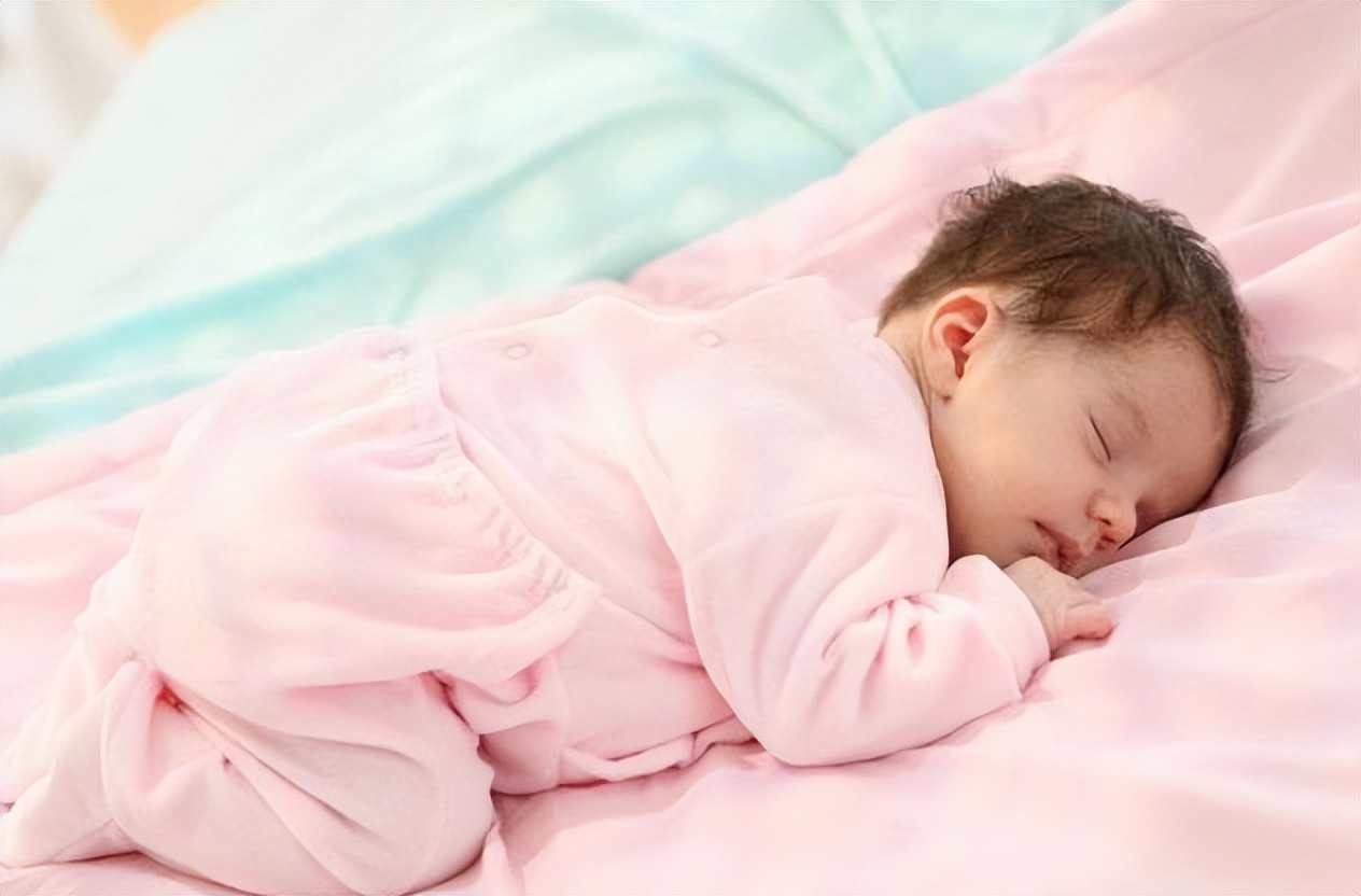 孩子总爱踢被子睡不安稳,孩子爱踢被子睡觉翻来覆去