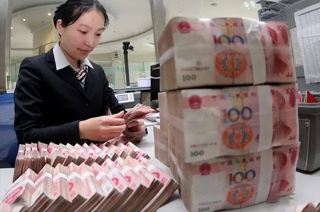 老邱取款50000元，因为银行操作失误，将取款变成存款，卡里多了100000元