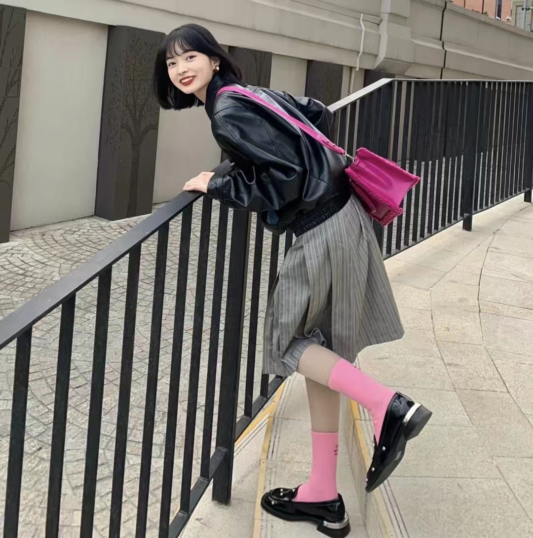 黑色搭配什么颜色很高级,黑色搭配什么颜色会显得比较高级