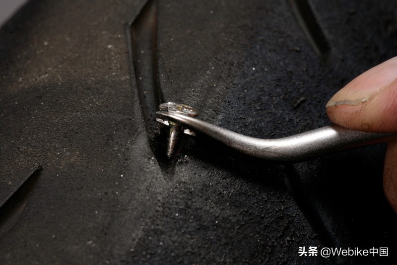 摩托爆胎要换还是修,摩托车爆胎时驾驶人怎么操作