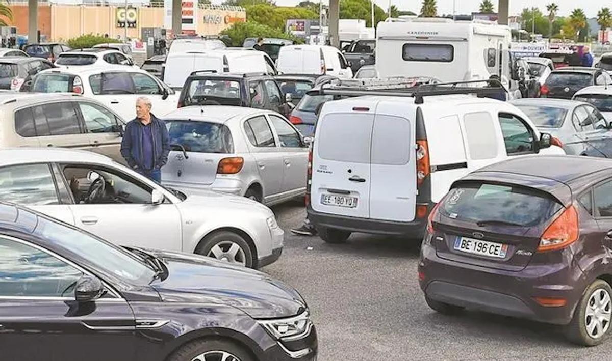 差不多被逼到绝路，警车变“手推车”，法国紧急开设绿色通道