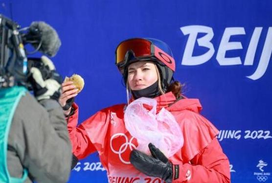 吃韭菜盒子涂美甲，轻松闯入决赛，谷爱凌这小姑娘到底啥人设