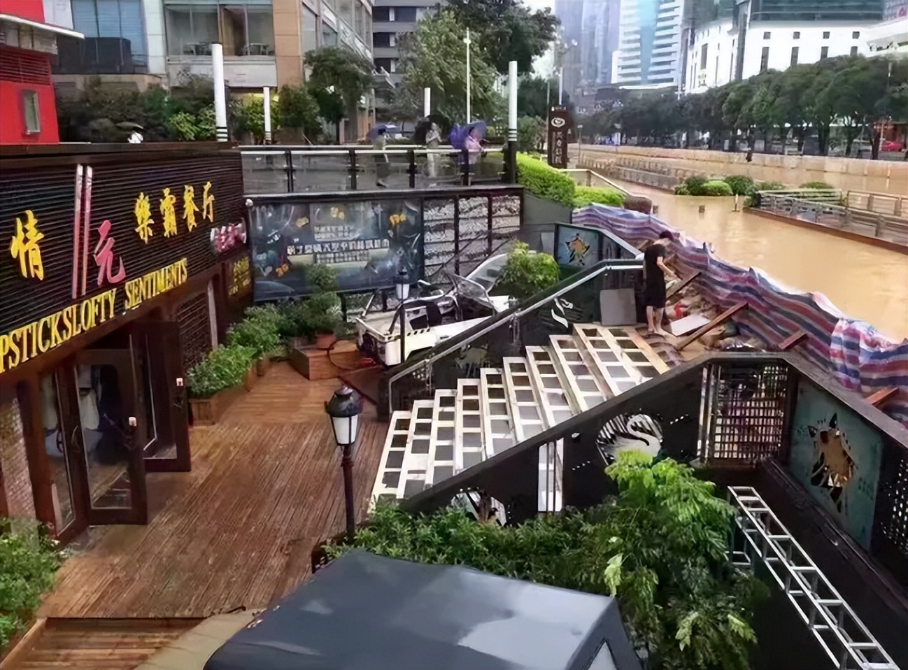 一家餐饮店,竟成了防洪抗台风先进单位