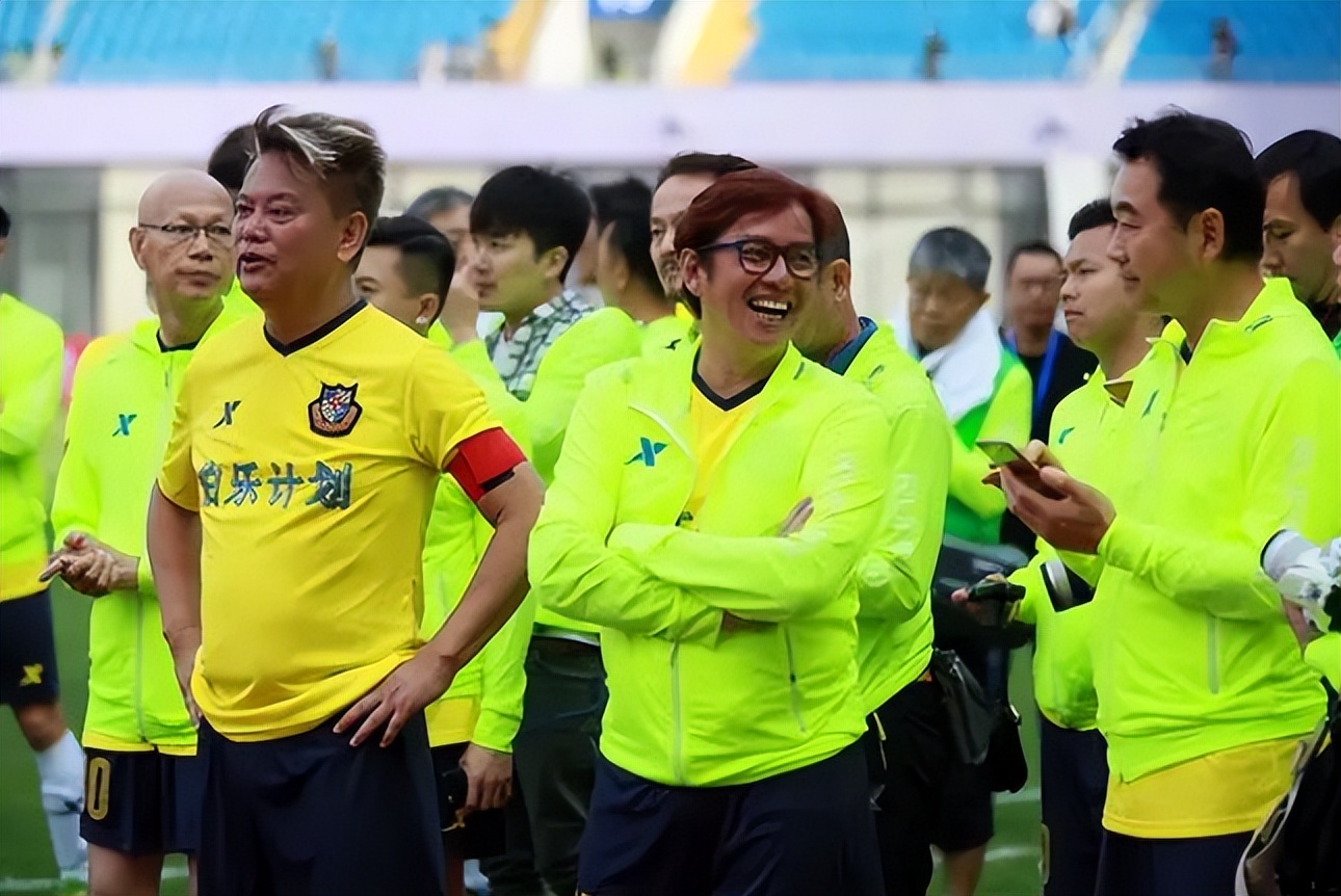 72岁谭咏麟穿球服与一众港星踢球，李克勤发文称赞：一晚射进三球