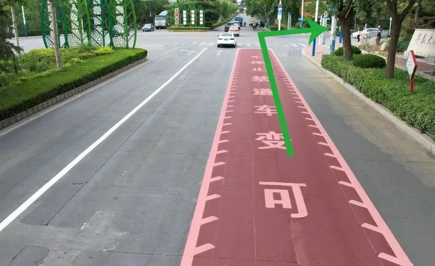 注意路口有可变车道,注意可变车道