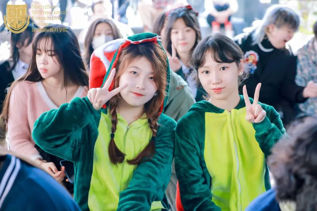 哇！这些学校的圣诞节也太“卷”了！圣诞老人、无人机都来了