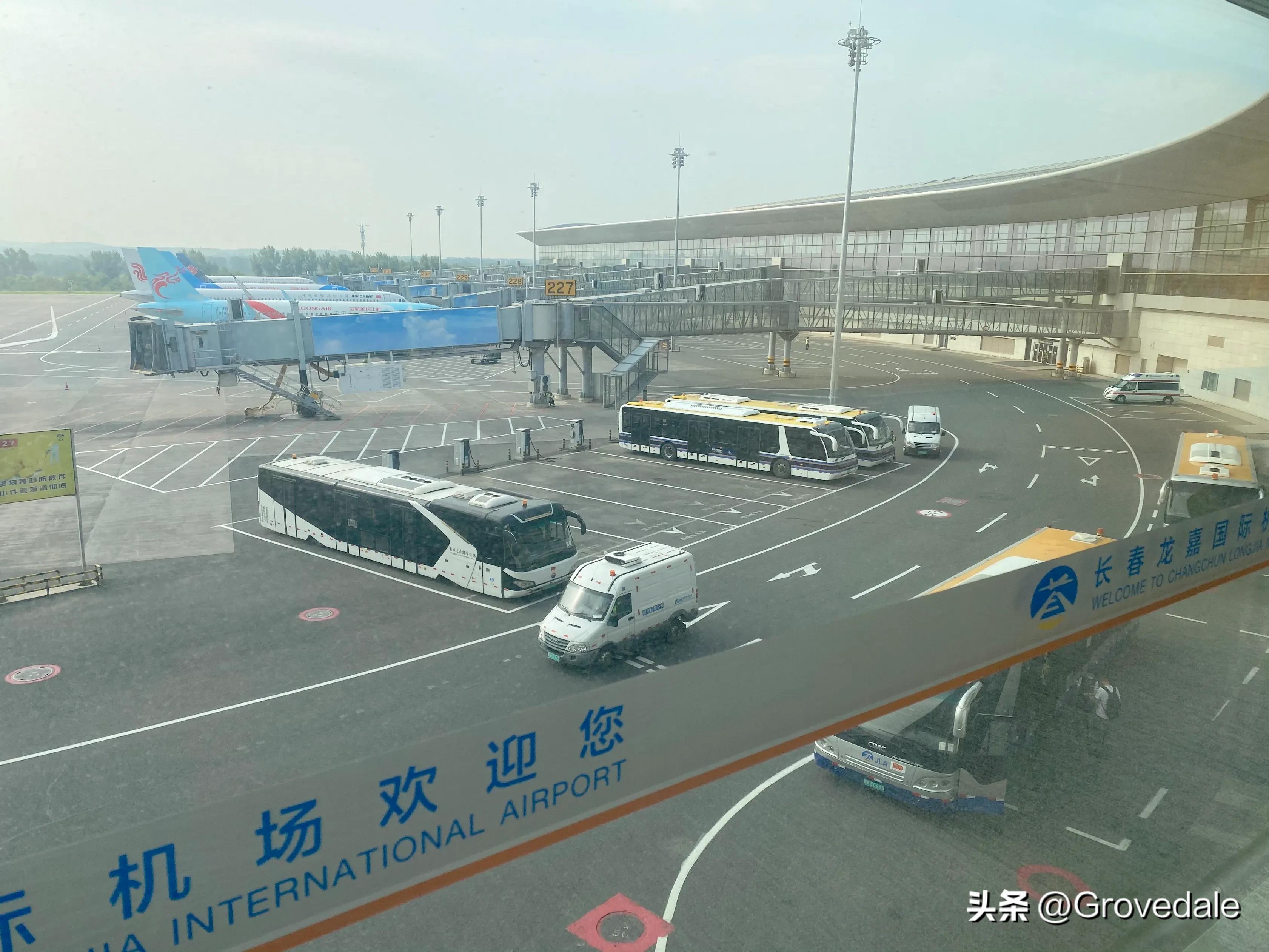 减肥的尽头就是少吃，看飞机上三位美女是怎么吃饭的吧！