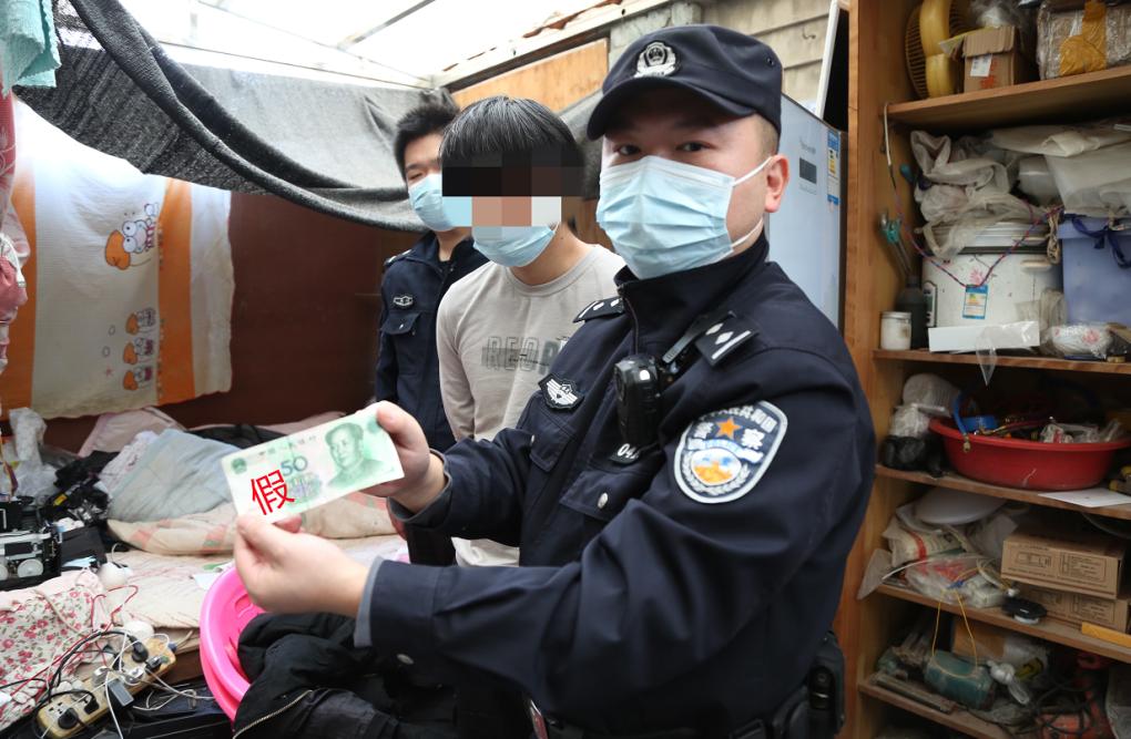 男子制作假币骗过验钞机,男子造假币以假乱真骗过验钞机