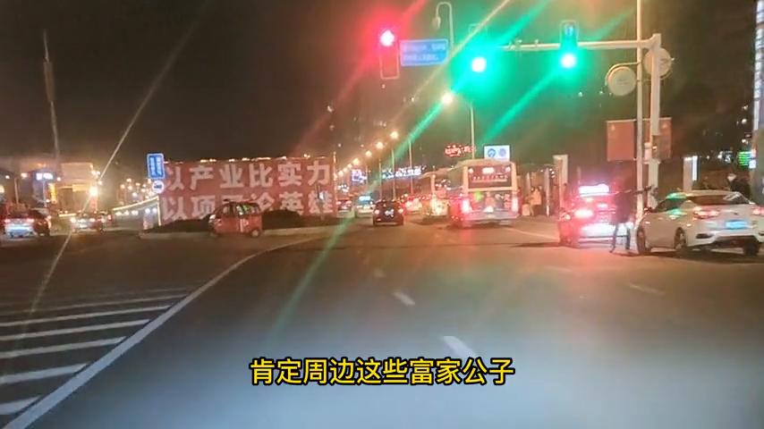 20岁富二代花几百万买法拉利，和女友逛街时遇到加代，醋意大动