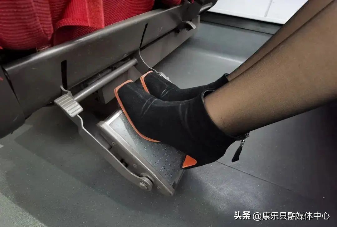 高铁座椅上的按键都有什么作用,高铁一等座如何调节座椅靠背