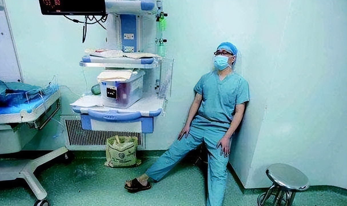 妇产科男医生面对女性隐私部位时,会觉得尴尬吗?医生说出无奈