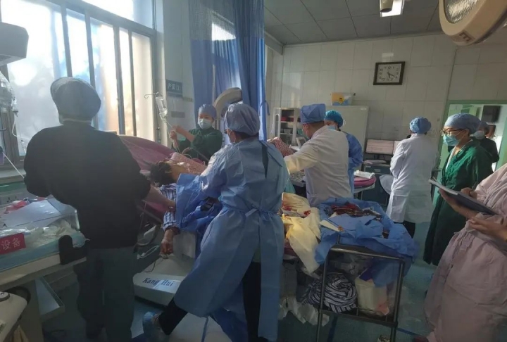 大出血产妇失血几千毫升,产妇大出血输血10000cc还能救吗