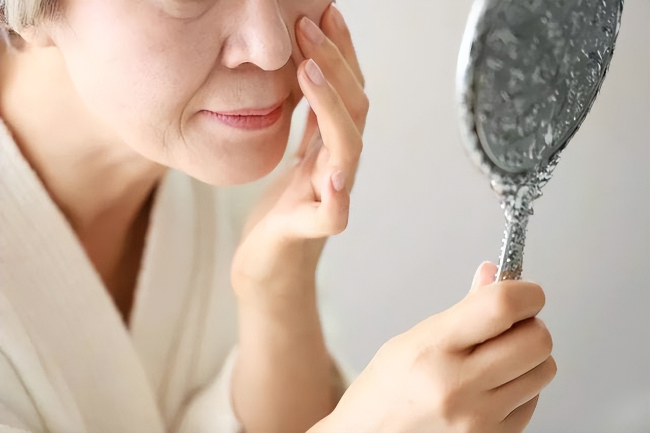 等你老了，不想砸太多钱护肤，护肤品用这4样就够，提亮又滋润