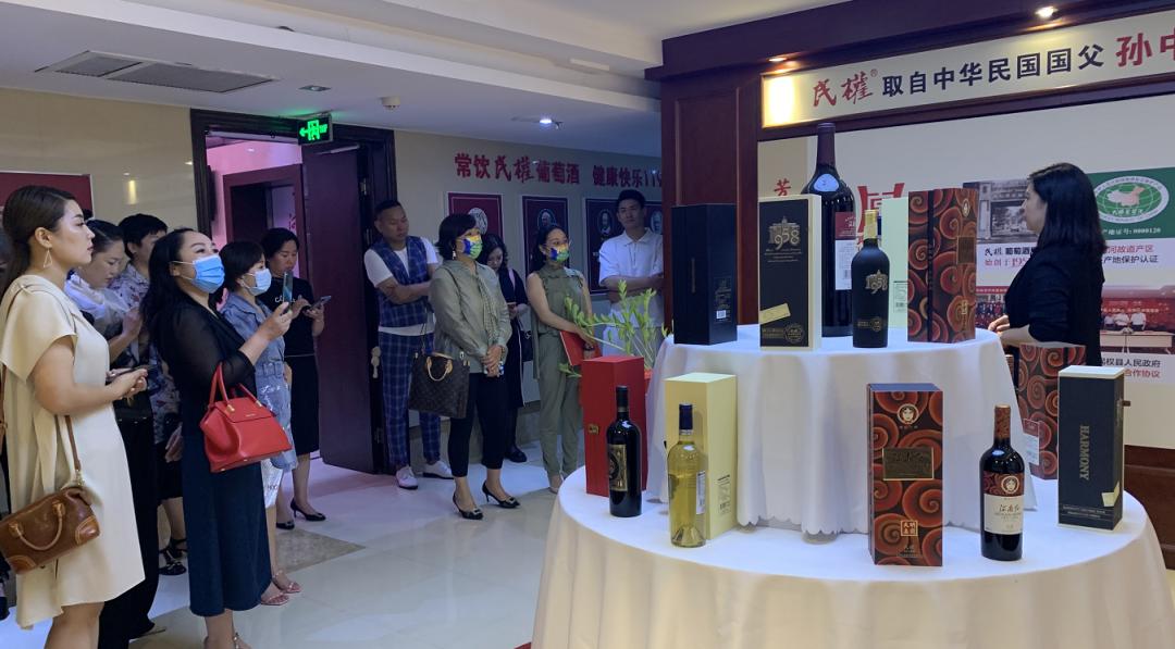 郑州女企业家协会副会长,潘刚天明民权葡萄酒有限公司