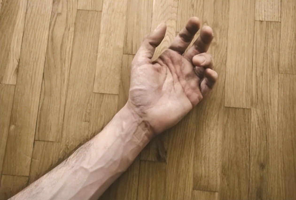 人手臂上的青筋看得出吗,手臂爆青筋是天生的吗