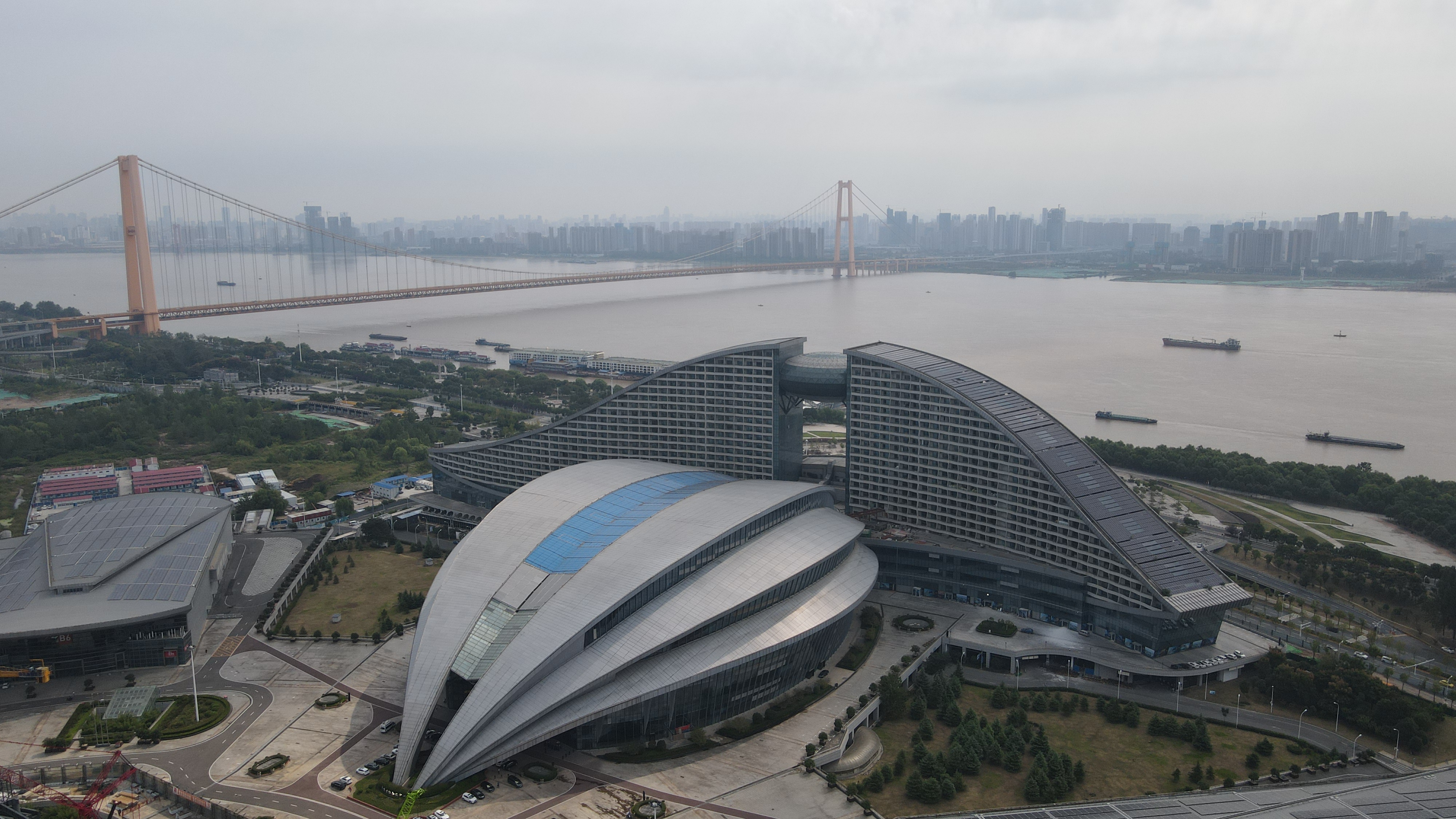 坚持城市管理提升城市市容,坚持精致城市建设理念