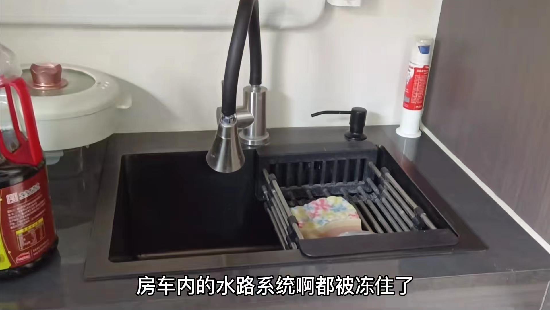 90后小情侣花16万爆改房车当家,深圳90后情侣16万爆改房车