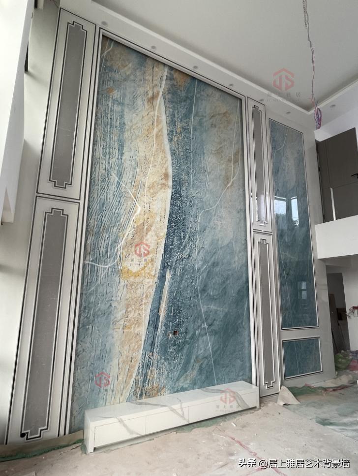 复式楼挑空客厅岩板背景墙效果图,岩板复式挑空背景墙