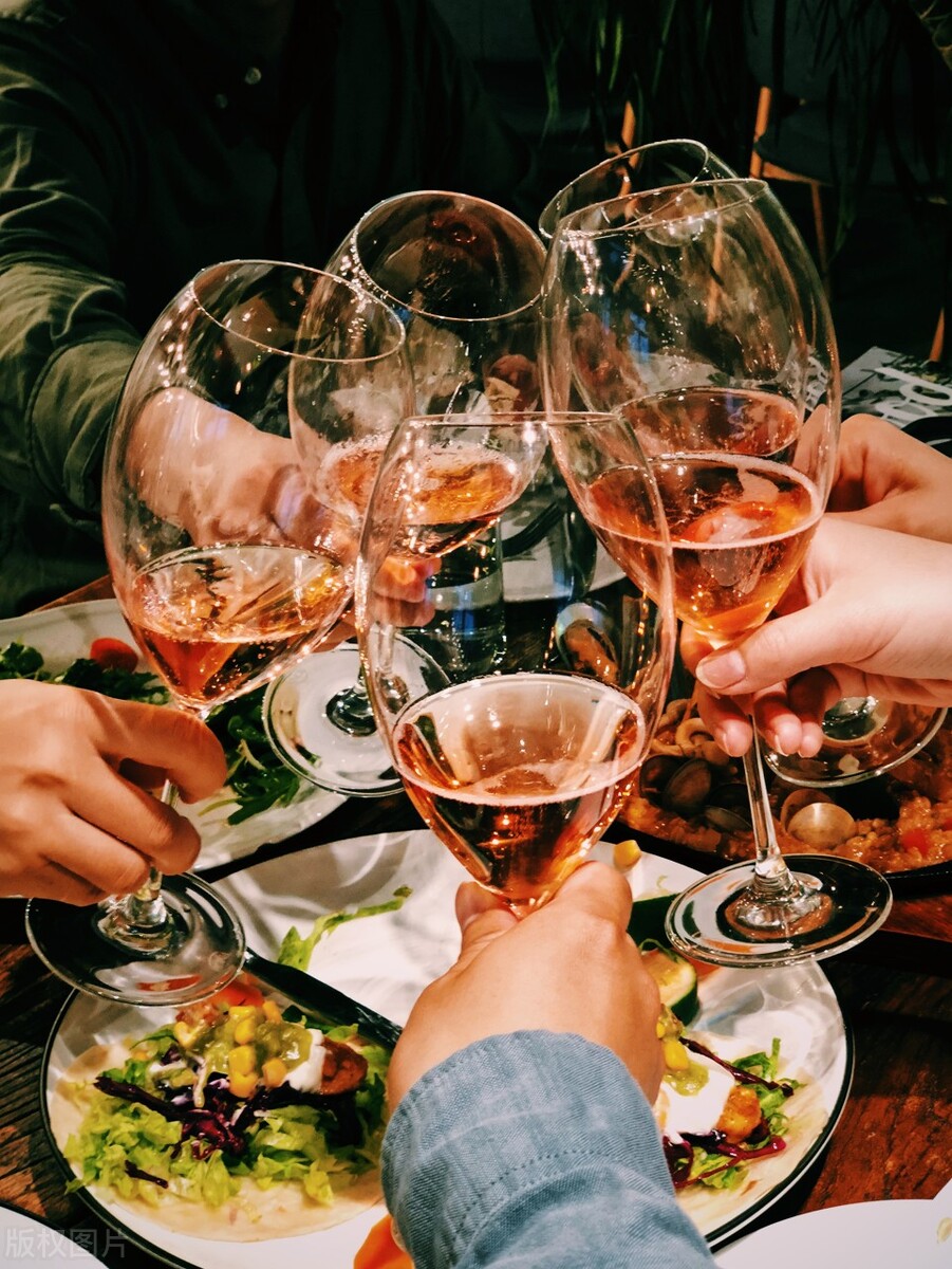 年轻人打工回家老是喜欢呼朋引伴,年轻人打工回来就喜欢呼朋引伴