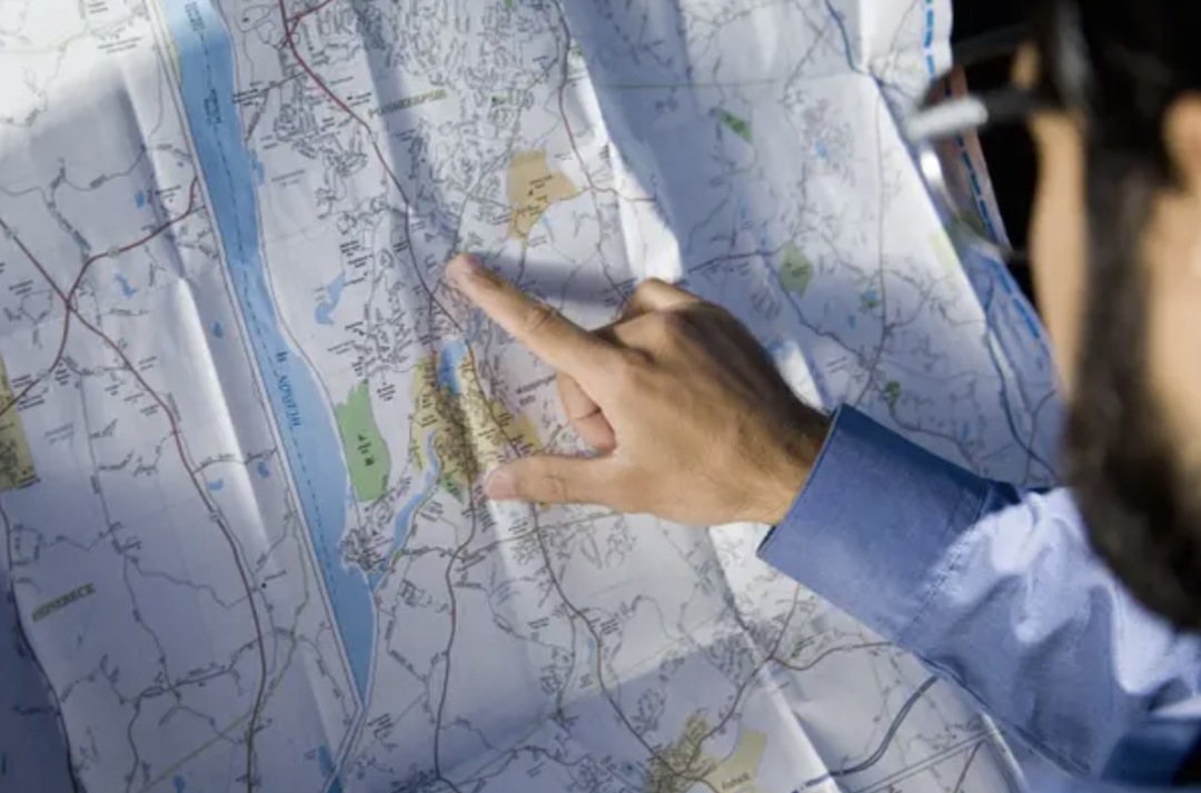 牛皮纸包书、电视不灵就猛拍，这些“中年人绝活”，你会几个？