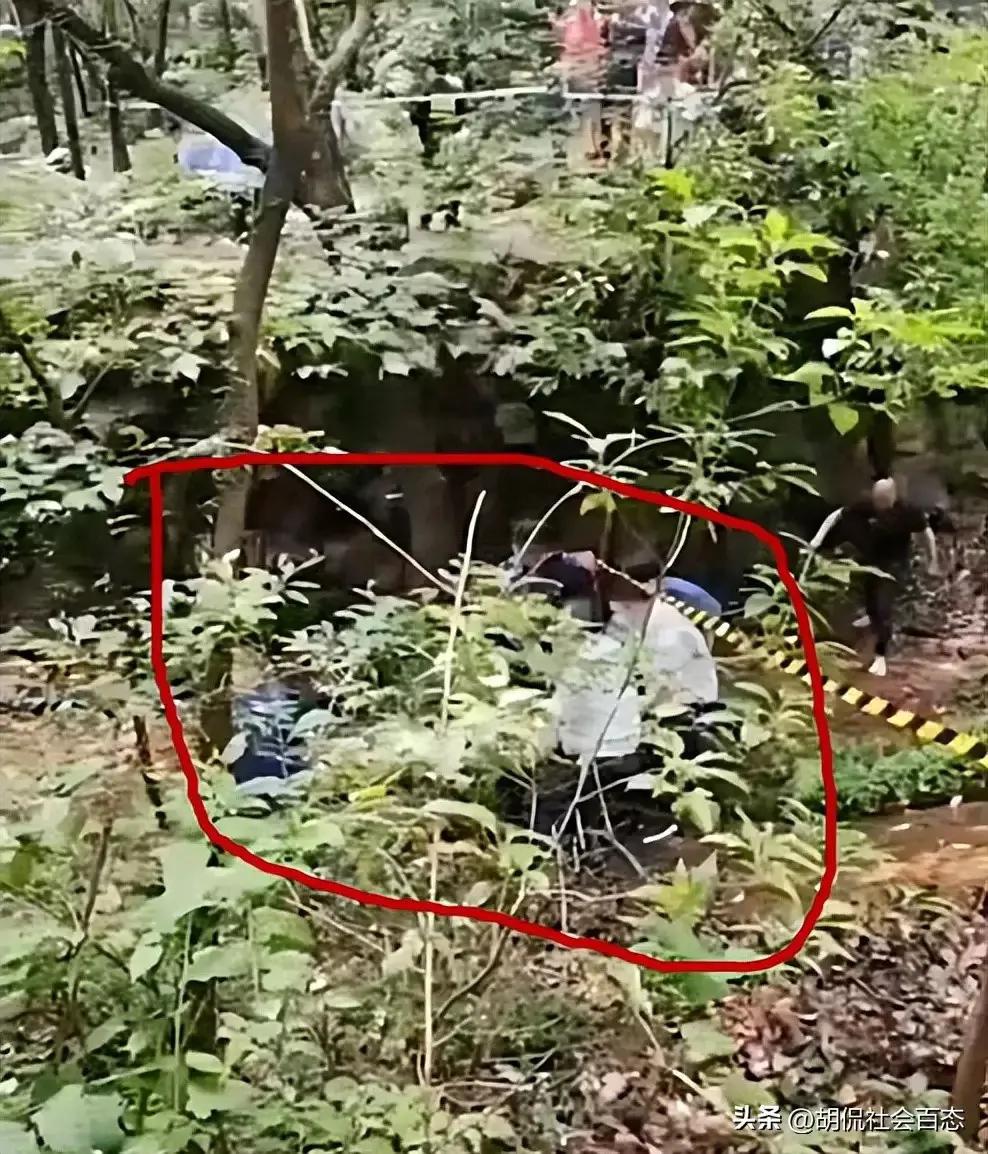 “看，一个死人”，大妈微笑和“尸体”合影