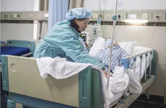 白天她是月薪4000的公司文员，夜晚她是粉丝10万的时尚博主