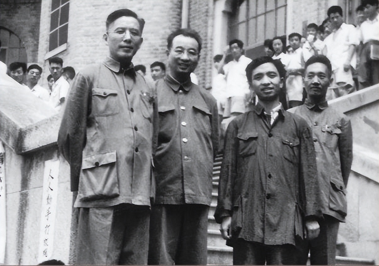 陈赓当选候补委员,问毛主席:候谁的补?旁人回答让大家捧腹大笑