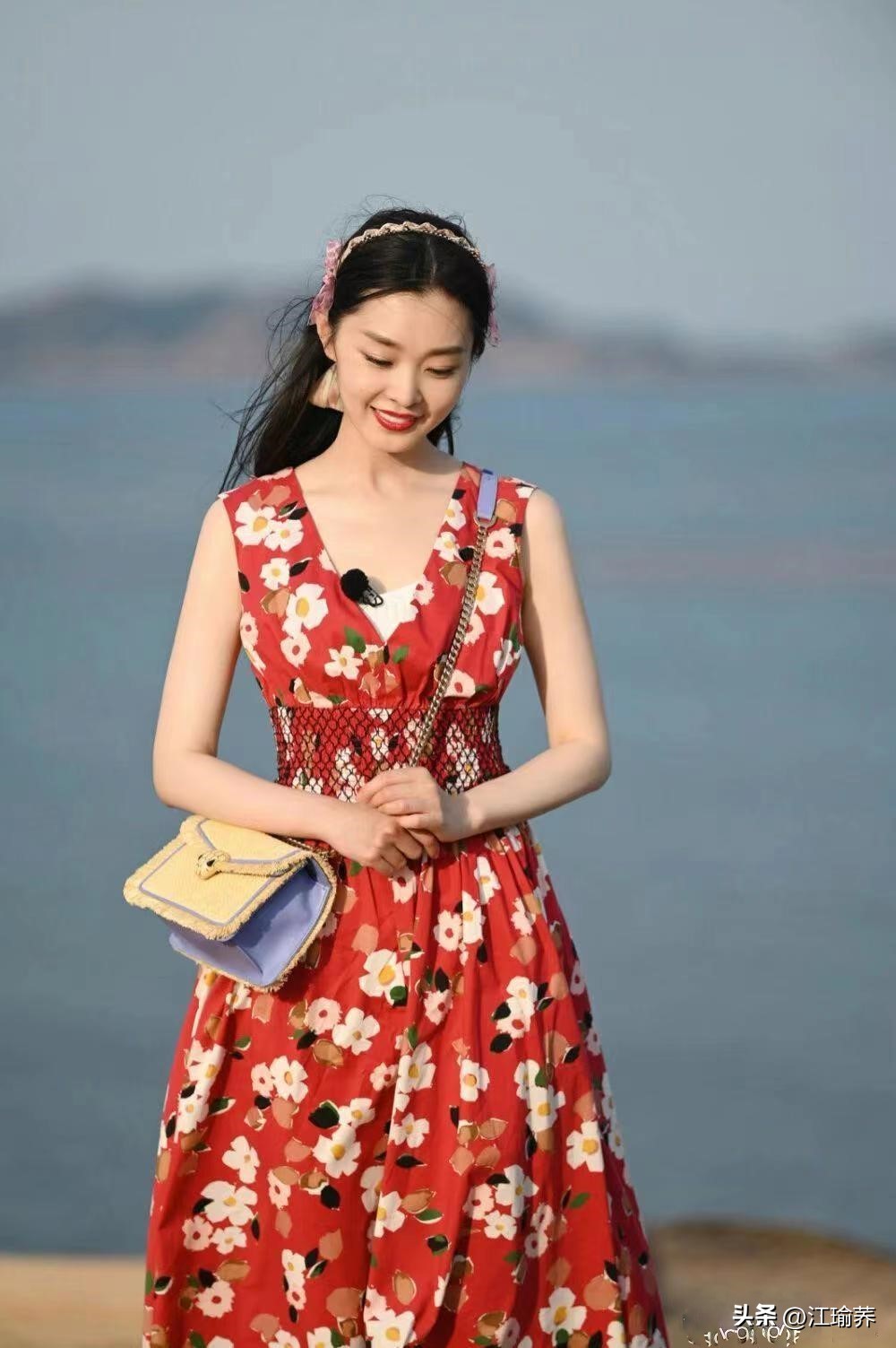 白敬亭宋轶出席活动大秀恩爱,白敬亭宋轶情侣俩人会甜蜜的合唱