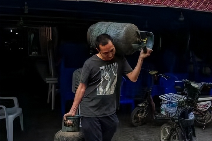 养父扛24年煤气罐养出女博士全集,养父扛煤气罐培养女博士的原视频